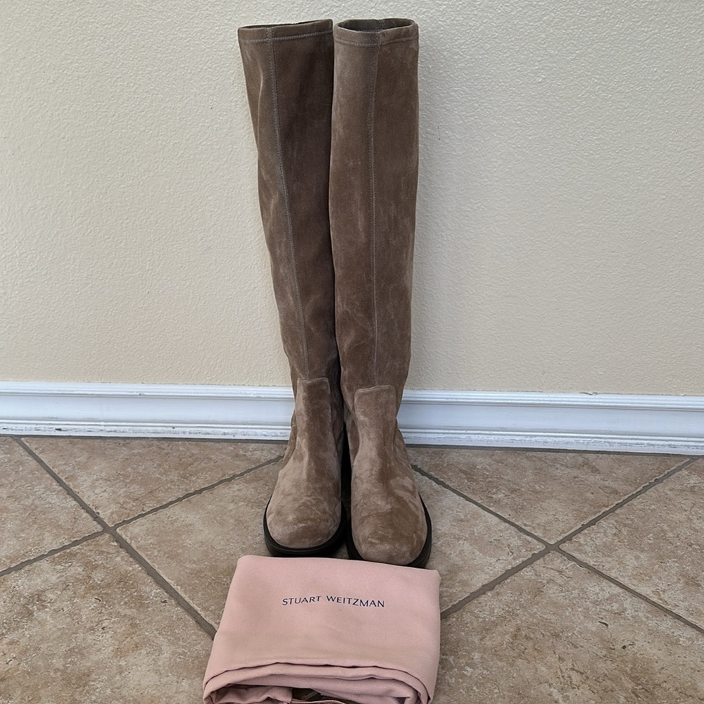 New STUART WEITZMAN Suede Boots. Khaki. Size 9.